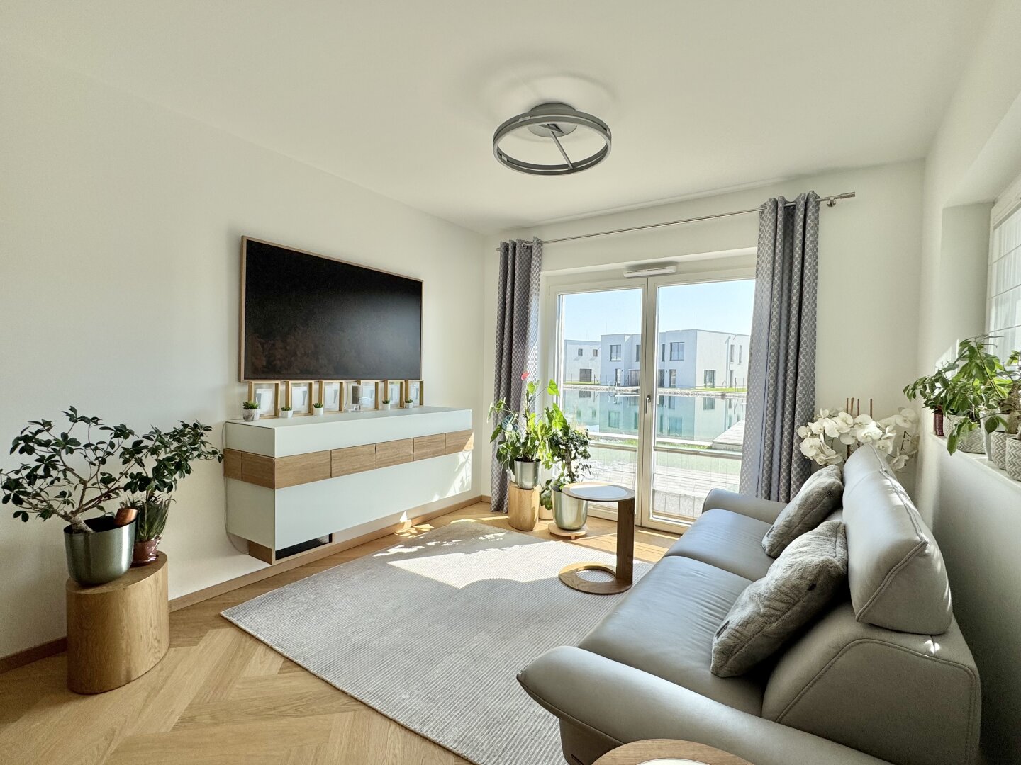 HOCHWERTIG AUSGESTATTETES  SEEHAUS + PRIVATEM SEEZUGANG + GARTEN - 35 MIN VON WIEN ENTFERNT