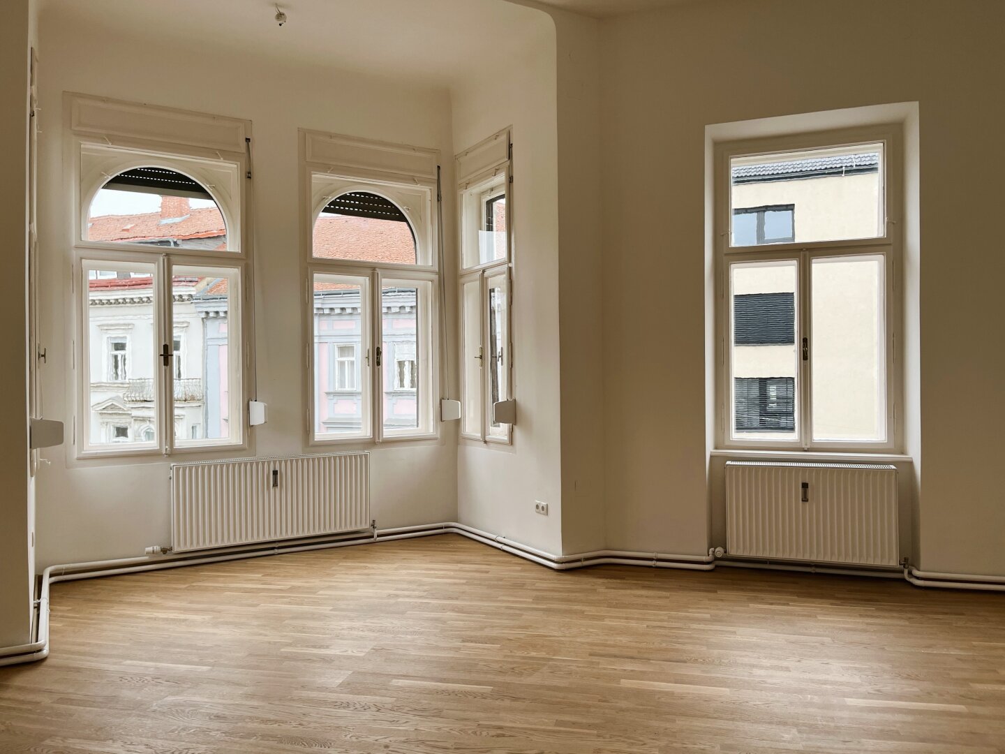 Helle 5-Zimmer-Altbauwohnung in zentraler Lage – Neubezug nach Sanierung