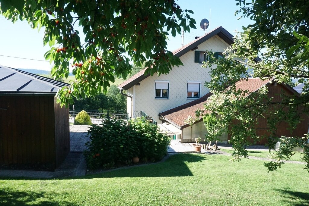 Gepflegtes Wohnhaus mit Mehrfachgarage und gemütlichen Hausgarten