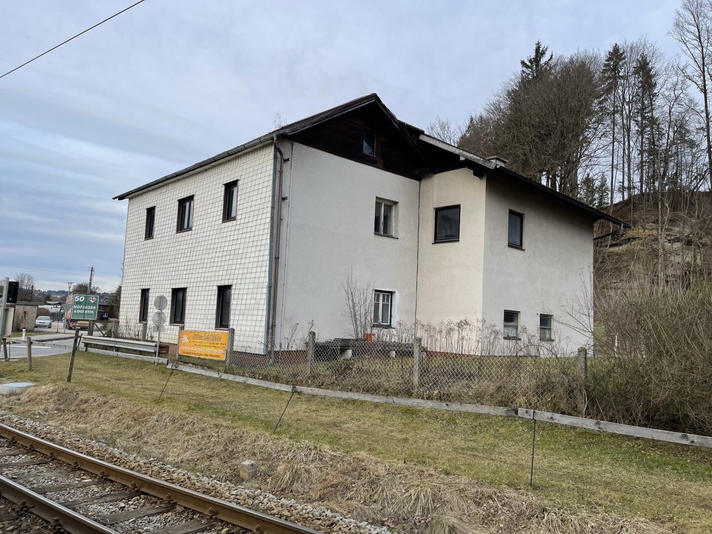 Grundstück mit Bestandsgebäude und Baugenehmigung für 5 Wohneinheiten