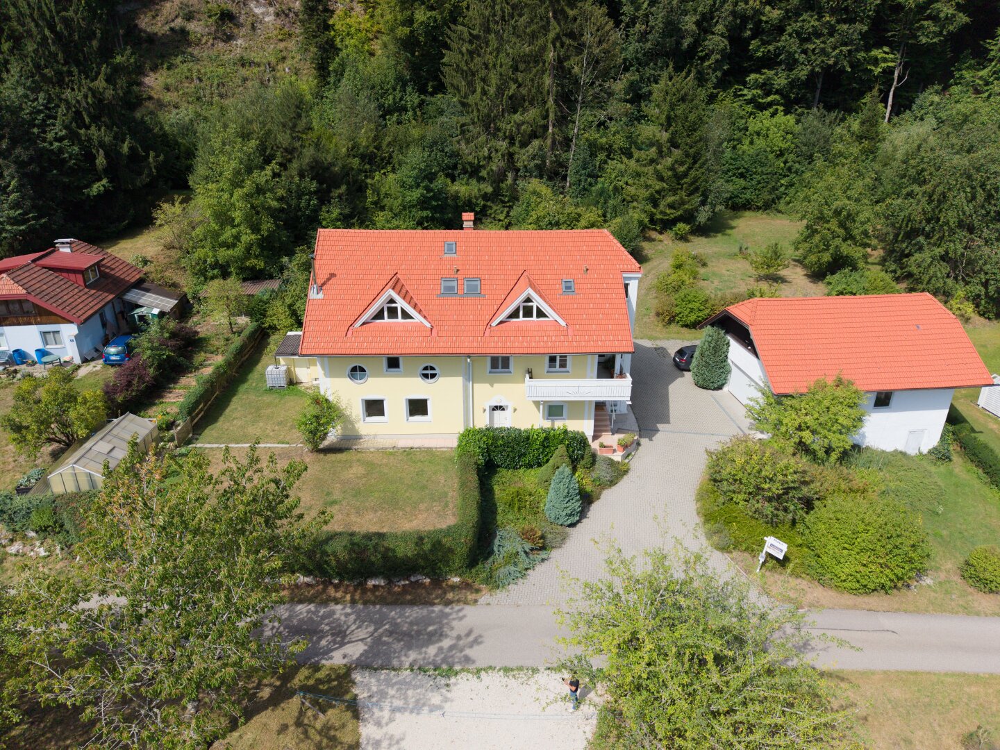 Idyllisches großzügiges Landhaus mit Einliegerwohnung / Praxis, Doppelgarage und XXXL 7.273 m² Grundstück in wunderschöner Waldrandlage in Frankenburg am Hausruck
