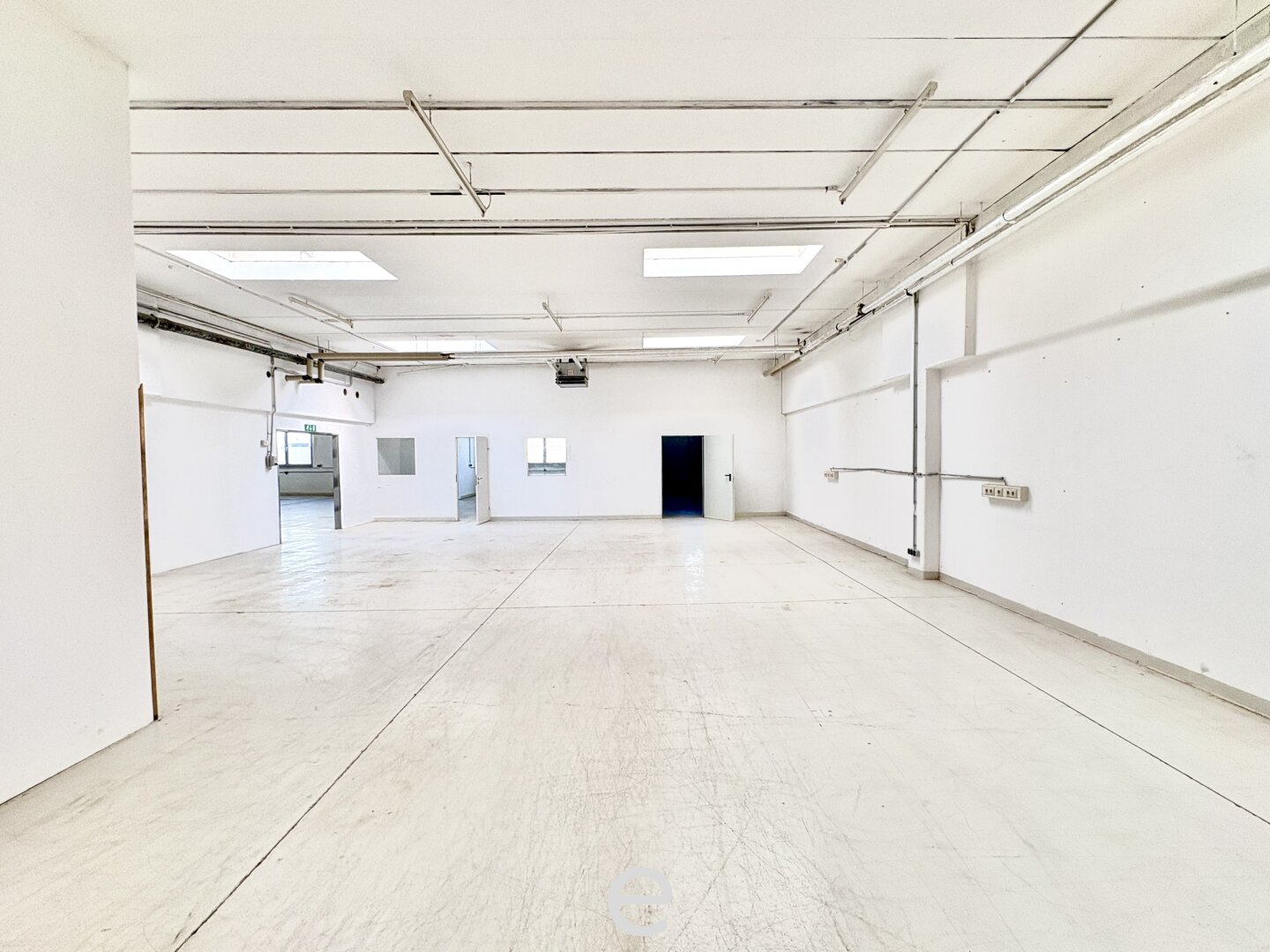 Lager- und Produktionshalle mit Büro in Vösendorf zu mieten