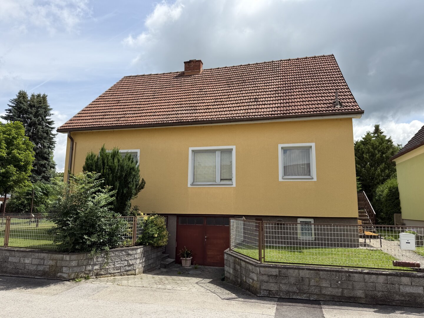 Gepflegtes Einfamilienhaus - 6 Zimmer, Garten, 2 Garagen - in Bischofstetten!