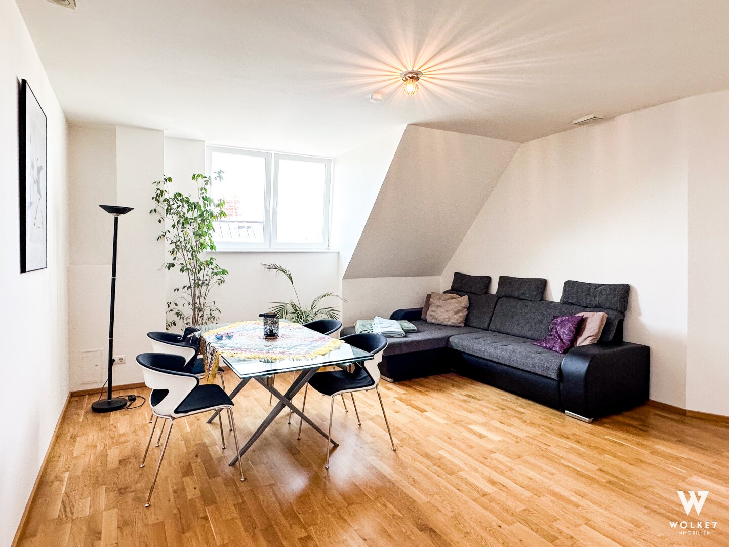 ERSTBEZUG NACH SANIERUNG: DG-Ausbau mit 3 hellen Zimmern | große Dachterrasse | Klimaanlage