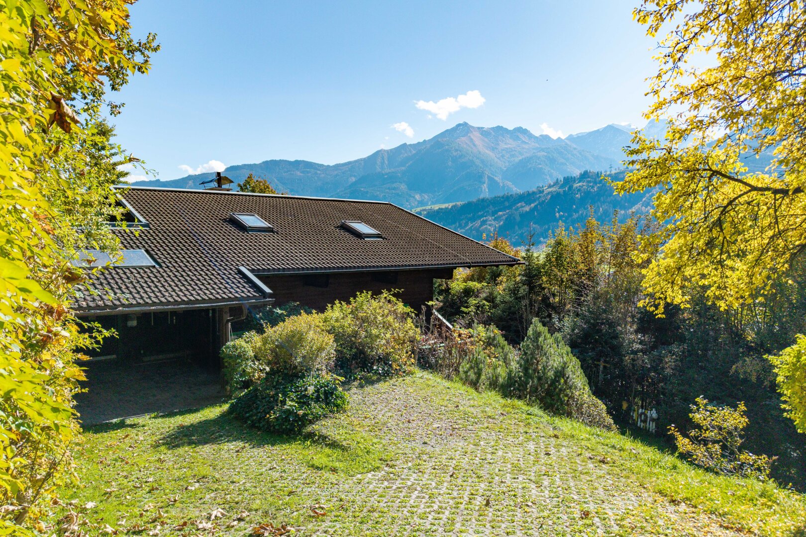Sonniges Einfamilienhaus mit Bergblick – inklusive zusätzlichem Baugrundstück