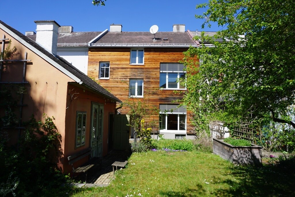 Stilvolles, saniertes Stadthaus mit Altbau-Charme und Grün-Oase