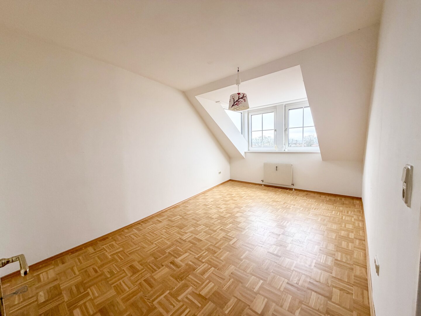 Sonnige 2-Zimmer-Wohnung im Dachgeschoss in zentraler Lage