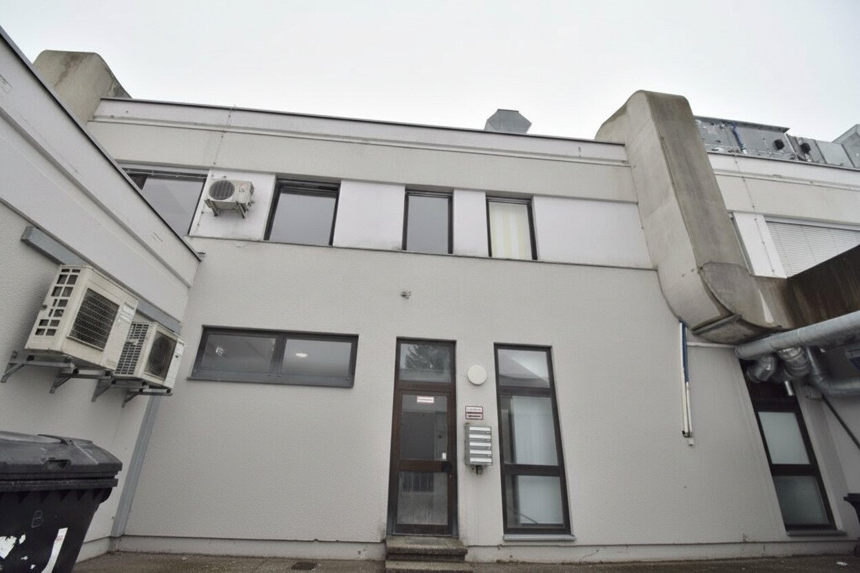 Kleines Büro mit Parkettboden und Entwicklungspotenzial in Traun