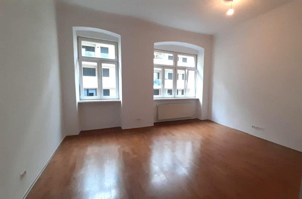 2 Zimmer Wohnung // Pazmanitengasse