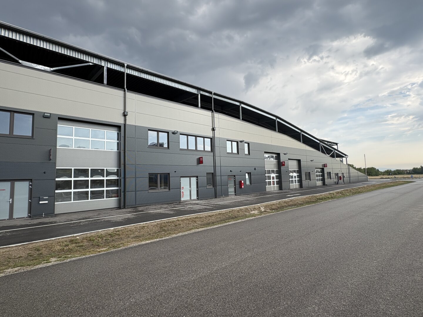 Sofortbezug an der A1 ca. 176 m² Büro-/ Ordinations-/ Lagerfläche auf zwei Ebenen im Gewerbepark Ansfelden zu vermieten (Top 13)