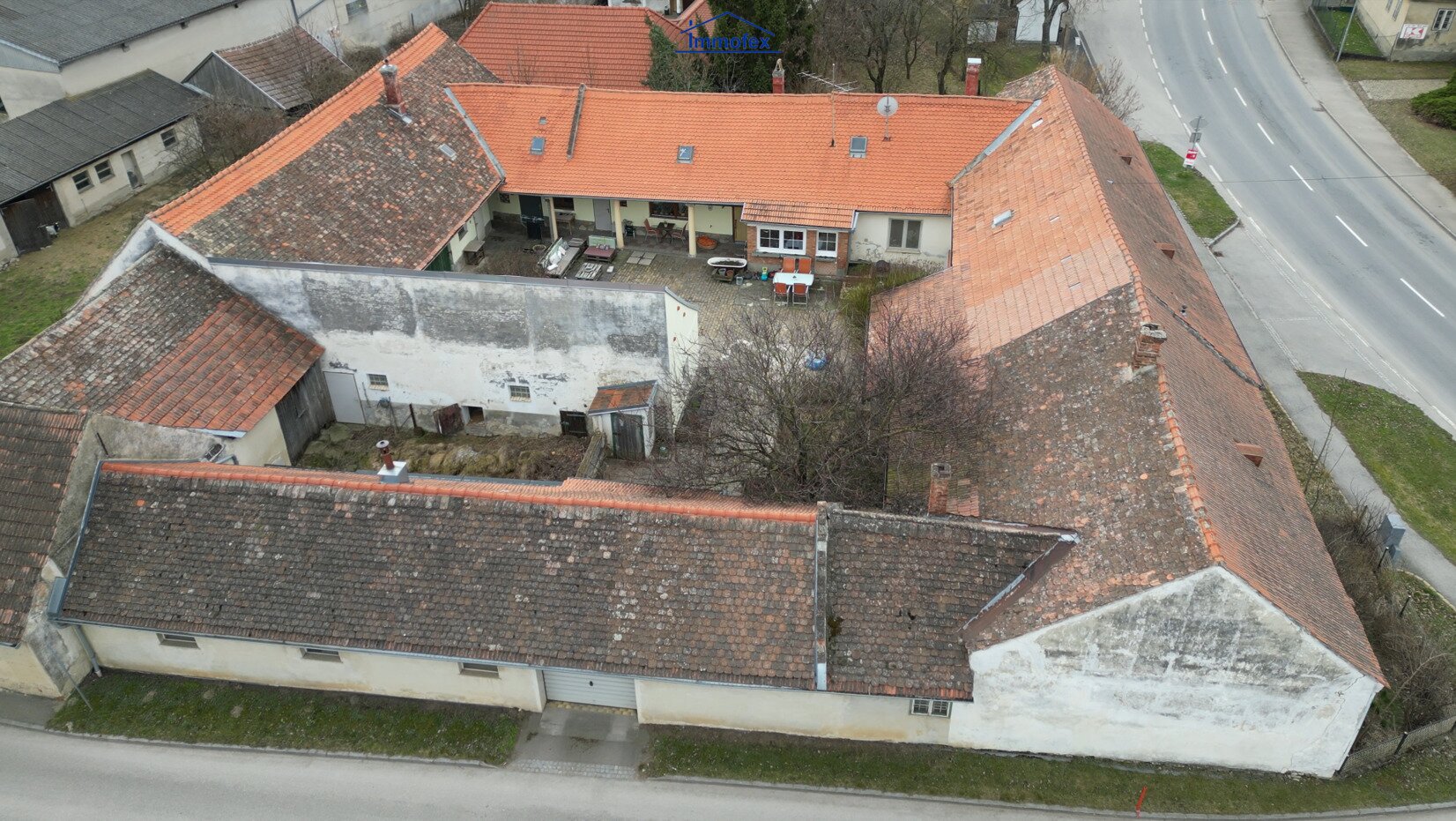 Wohn,- und Arbeitsort an einem Platz mit vielen Extras wie Traktor, Anhänger, Werkzeug.......