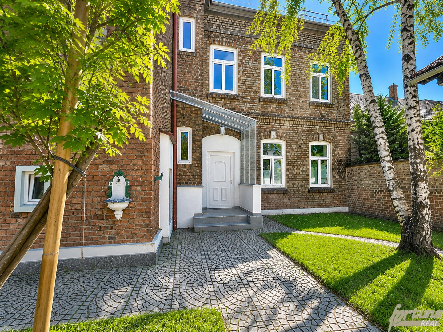 BACKSTEINBAU MIT HAUSCHARAKTER FRISCH SANIERTE 4-ZIMMER FAMILIENWOHNUNG, SOFORT BEZUGSFERTIG