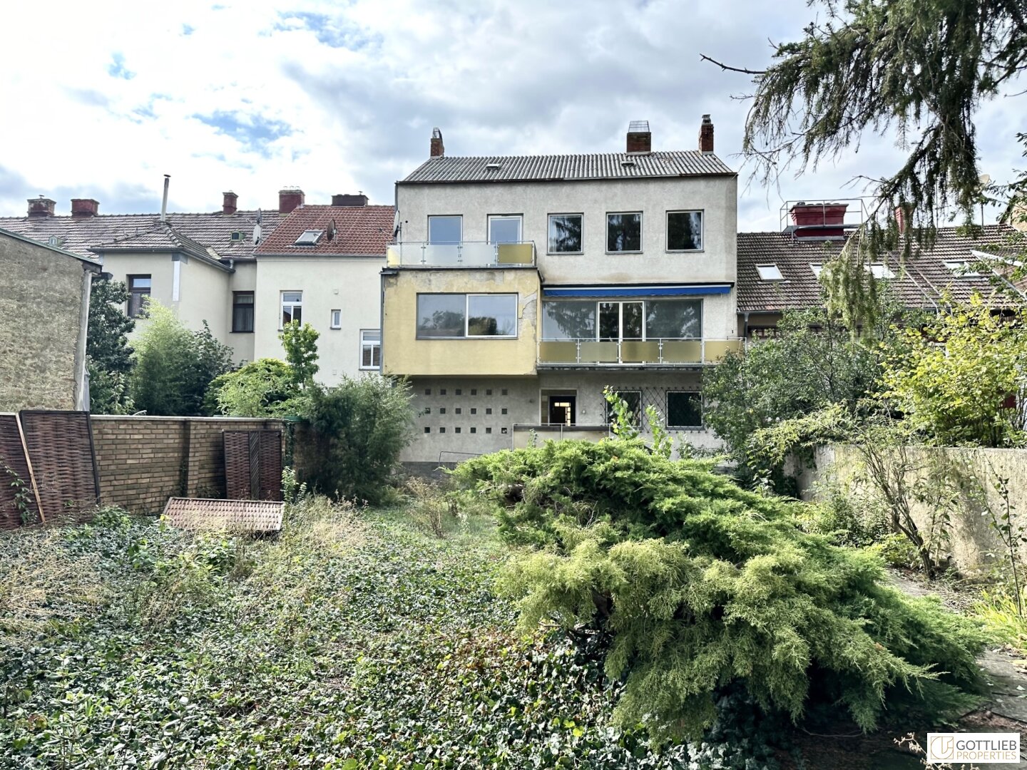 Bestlage nahe S-Bahn und Freizeitzentrum! Großzügiges Stadthaus im Zentrum mit zwei Balkonen, Garage und Garten