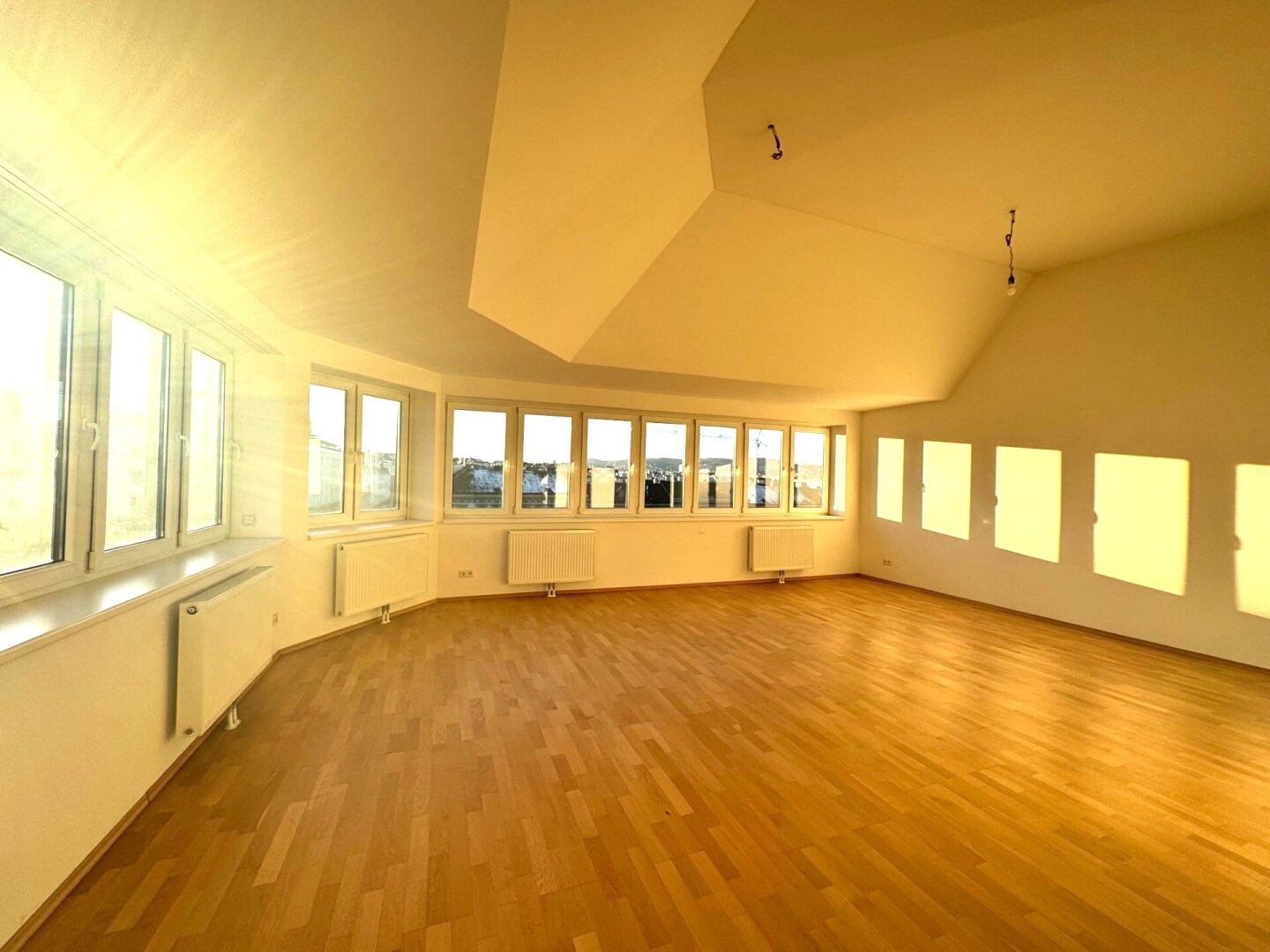 Lichtdurchflutetes Dachgeschossjuwel mit 5 m Raumhöhe und spektakulärem Stadtblick auf 124 m²