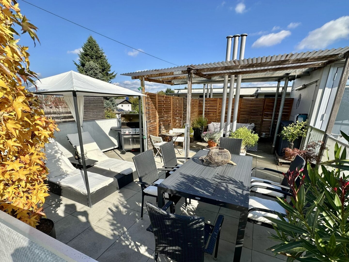 Hochwertige 3-Zimmer-Wohnung mit charmantem Wohngefühl mit privater Dachterrasse